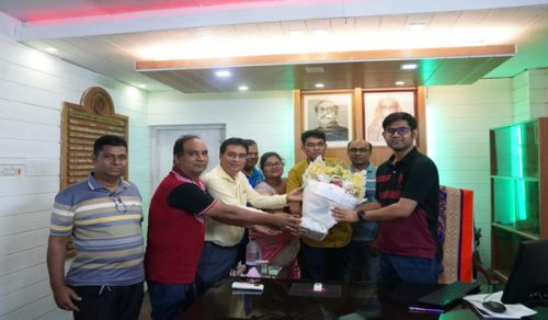 শুদ্ধাচার পুরস্কার প্রাপ্তিতে জেলা সমবায় কর্মকর্তাকে ফুলের শুভেচ্ছা প্রদান