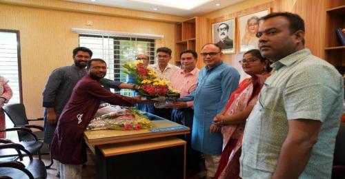 গ্লোবাল ইসলামী ব্যাংকের পক্ষ থেকে নব-নির্বাচিত ব্যবস্থাপনা কমিটিকে ফুলের শুভেচ্ছা প্রদান